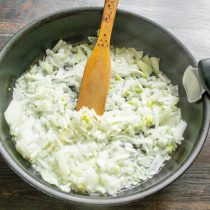 Репчатый лук нарезаем мелкими кубиками. Репчатый лук нарезаем мелкими кубиками.