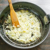Лук солим по вкусу, на тихом огне обжариваем примерно 10 минут, пока не станет мягким. Лук солим по вкусу, на тихом огне обжариваем примерно 10 минут, пока не станет мягким.