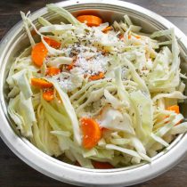 Насыпаем морскую соль и сахар.