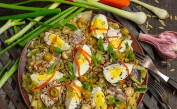 Рыбный салат с сайрой и оливками