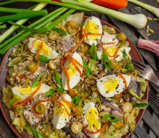 Рыбный салат с сайрой и оливками