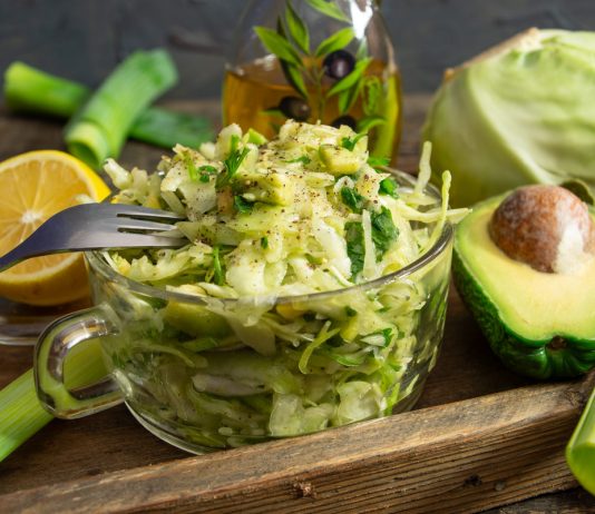 Салат из капусты и авокадо