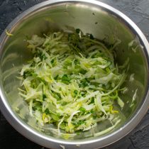 Насыпаем крупную морскую соль по вкусу.