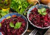 Тёплый салат из свёклы с жареным луком и базиликом