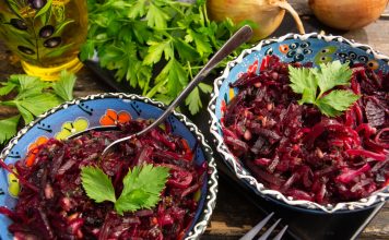 Тёплый салат из свёклы с жареным луком и базиликом