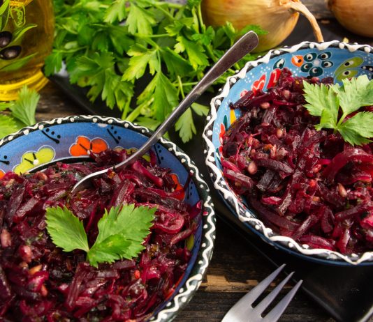 Тёплый салат из свёклы с жареным луком и базиликом