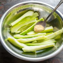 Посыпаем кабачки сушеным чесноком.