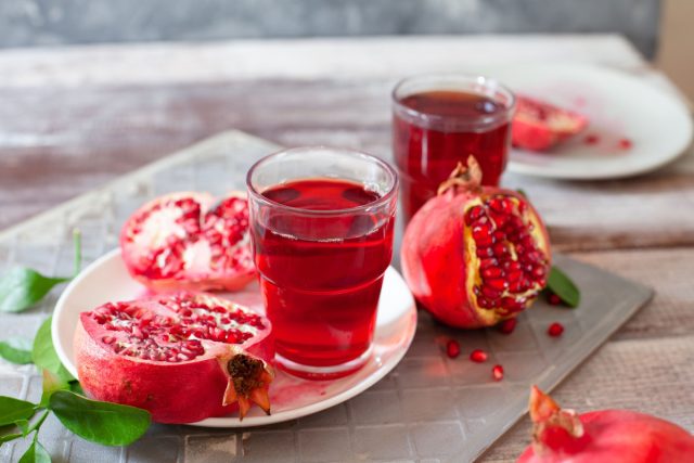 Гранат. Фрукт для сердца и красоты, который прячется под ореолом пользы. Полмиски зёрен — уже почти полбанки газировки. Гранат. Фрукт для сердца и красоты, который прячется под ореолом пользы. Полмиски зёрен — уже почти полбанки газировки.