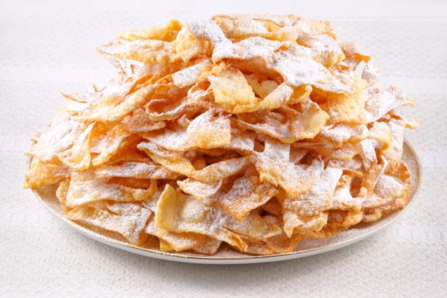 Тонкие полоски теста, завязанные узелками, обжаренные в масле до золотистой хрустящей корочки и посыпанные сахарной пудрой. Домашний десерт, который готовили к праздникам или к чаю в будние дни. Тонкие полоски теста, завязанные узелками, обжаренные в масле до золотистой хрустящей корочки и посыпанные сахарной пудрой. Домашний десерт, который готовили к праздникам или к чаю в будние дни.