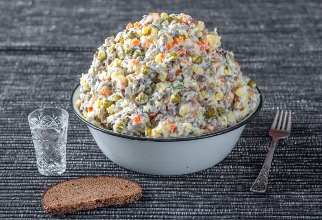 Тот самый тазик оливье, без которого не бывает Нового года. Варёная колбаса, картошка, яйца, горошек и щедрая ложка майонеза. Ностальгия и уют в одной миске. Тот самый тазик оливье, без которого не бывает Нового года. Варёная колбаса, картошка, яйца, горошек и щедрая ложка майонеза. Ностальгия и уют в одной миске.