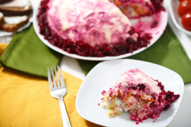 Классика любого застолья — слоёный салат из селёдки, свёклы, картошки и моркови. Выглядит странно, но вкус знаком с детства и навсегда остался символом праздника. Классика любого застолья — слоёный салат из селёдки, свёклы, картошки и моркови. Выглядит странно, но вкус знаком с детства и навсегда остался символом праздника.