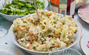 12+ блюд советской кухни, за которые стыдно — но мы всё равно их любим 12+ блюд советской кухни, за которые стыдно — но мы всё равно их любим