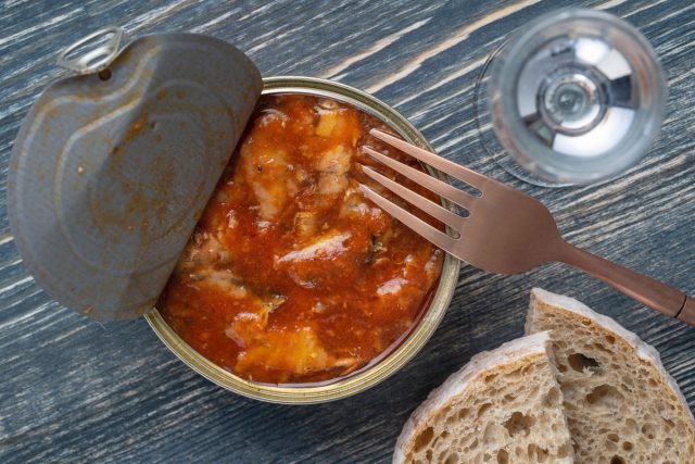 Консервы в густом томатном соусе, раздавленные вилкой и поданные с картошкой. Запах, который знали все. Сочетание бедности и яркого вкуса. Консервы в густом томатном соусе, раздавленные вилкой и поданные с картошкой. Запах, который знали все. Сочетание бедности и яркого вкуса.