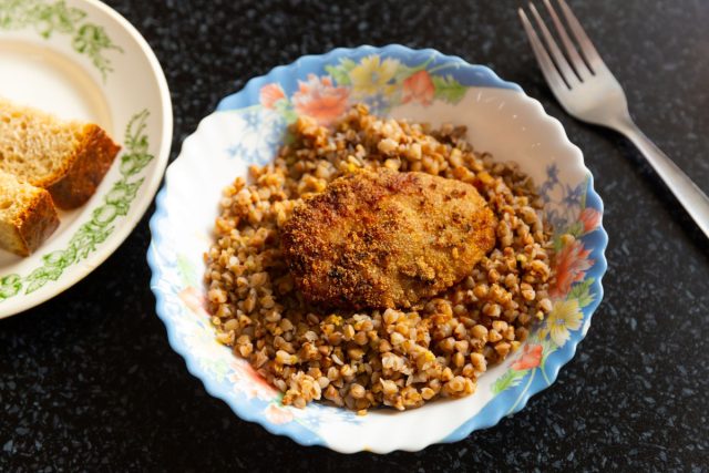 Пышные, ароматные котлеты, где мяса меньше, чем хлеба. Но вкус знакомый, семейный. С той самой золотистой корочкой, которую любят все. Пышные, ароматные котлеты, где мяса меньше, чем хлеба. Но вкус знакомый, семейный. С той самой золотистой корочкой, которую любят все.