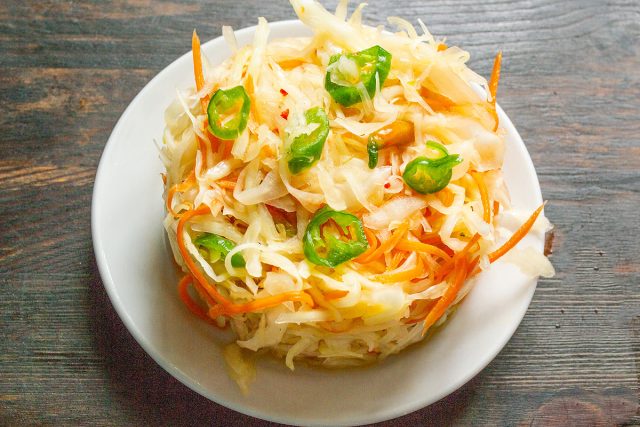 Приправьте вкусный капустный салат оливковым масло холодного отжима. Будет очень вкусно!