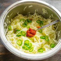 Нарезаем перец колечками.