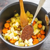 Насыпаем красную киноа. Насыпаем красную киноа.