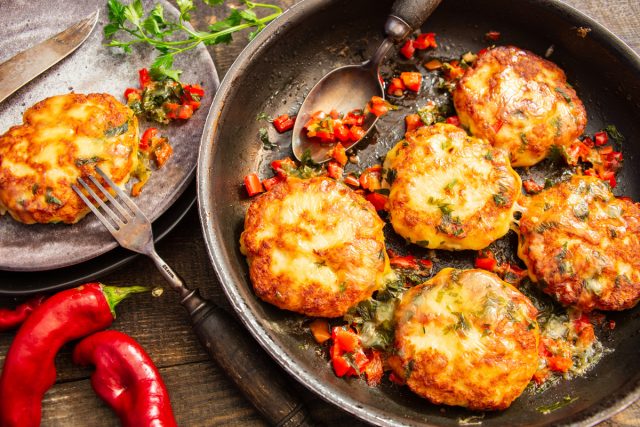 Котлеты запеченные с перцем и сыром