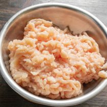 Вы можете использовать готовый куриный фарш в этом рецепте или перемолоть в мясорубке куриное филе и несоленое свиное сало.