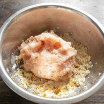 Заливаем хлеб молоком, оставляем на несколько минут, затем разминаем в кашицу.