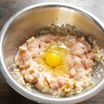 Разбиваем в фарш куриное яйцо, по вкусу солим.