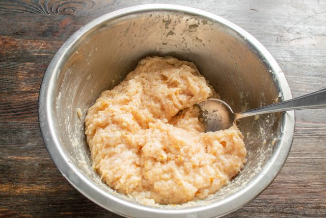 Ложкой или руками хорошо вымешиваем фарш, пока не станет однородным.