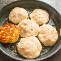 Обжариваем на среднем огне до золотистой корочки, переворачиваем.