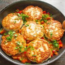 Высыпаем нарезанный перец и зелень на котлеты, заполняем свободное место между котлетами.