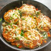 На крупной терке трем твердый сыр.