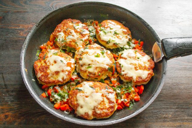 Котлеты, запеченные с перцем и сыром, подаем на стол горячими.