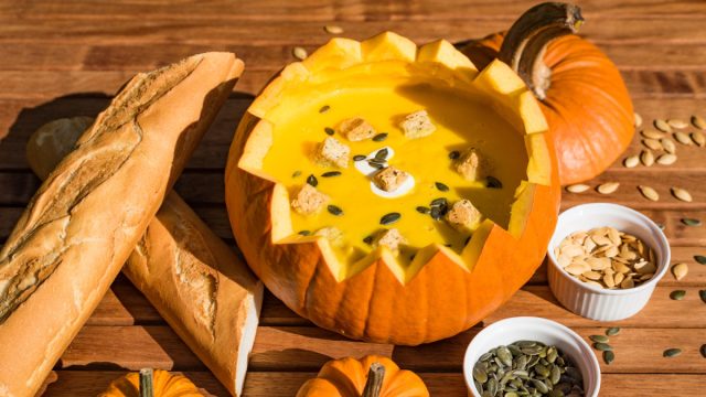 Безусловно, тыква широко используется в кулинарии, но как насчет того, чтобы применить её в качестве элемента сервировки?