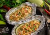 Лодочки из кабачков с куриным филе, перцем и зелёным луком