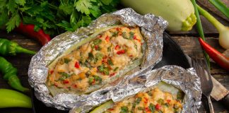 Лодочки из кабачков с куриным филе, перцем и зелёным луком
