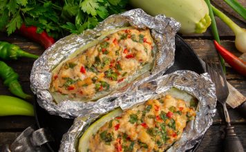 Лодочки из кабачков с куриным филе, перцем и зелёным луком Лодочки из кабачков с куриным филе, перцем и зелёным луком