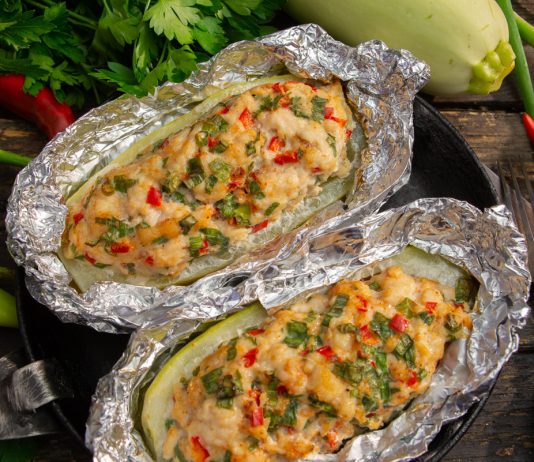 Лодочки из кабачков с куриным филе, перцем и зелёным луком