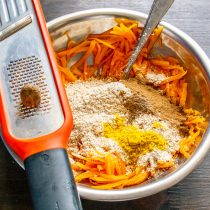 Насыпаем на хлопья молотую корицу и молотую куркуму.