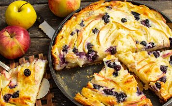 Простой пирог с голубикой и яблоками