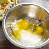 Разбиваем в миску два крупных куриных яйца. Разбиваем в миску два крупных куриных яйца.