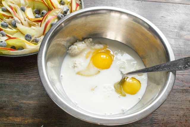 Наливаем молоко. Вы можете заменить молоко сливками, получится ещё вкуснее. Наливаем молоко. Вы можете заменить молоко сливками, получится ещё вкуснее.