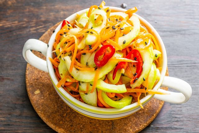 Салат из кабачков по-корейски – великолепная холодная закуска, которая вкусна сама по себе.