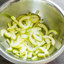 Кладем нарезанный кабачок в миску, посыпаем солью по вкусу, перемешиваем.