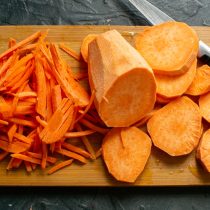 Морковь режем тонкой соломкой, сладкий картофель кружочками или кубиками.