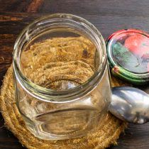 Вымытые банки ставим на решетку духовки горлышком вниз.