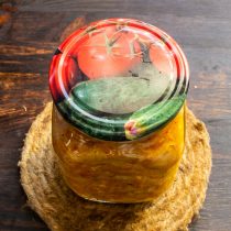 Герметично завинчиваем солянку прокипяченными сухими крышками.