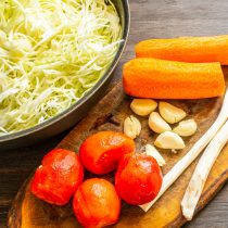 Снимаем с помидоров кожицу, вырезаем плодоножку. Чеснок чистим от шелухи.