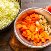 Морковь и хрен нарезаем мелко, зубчики чеснока разрезаем пополам.