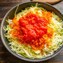 Добавляем пюре из помидоров к остальным овощам.