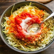 Насыпаем соль, сахарный песок, молотый черный перец по вкусу.