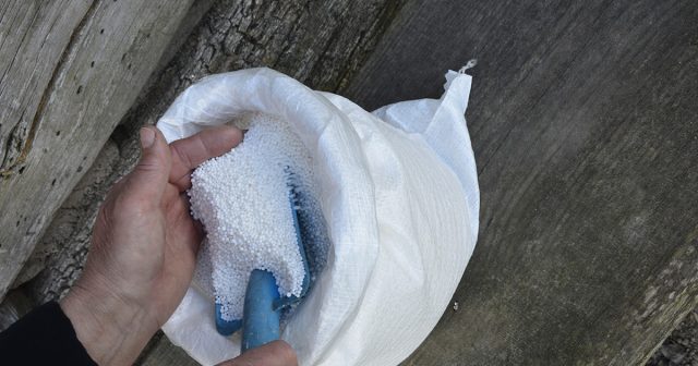 Наиболее сильными, в плане скорости действия и влияния на растения, являются нитратные соединения, которые усваиваются очень быстро.