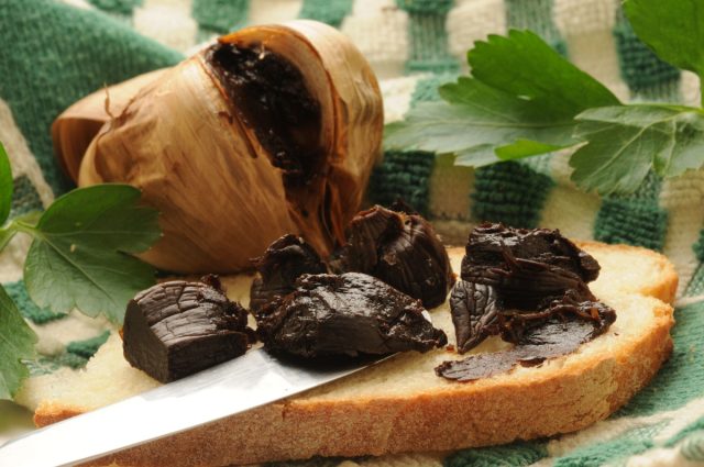 Чёрный чеснок. Яркий, сладковатый вкус с фруктовыми нотками — «чёрное золото» для соусов и мяса. Чёрный чеснок